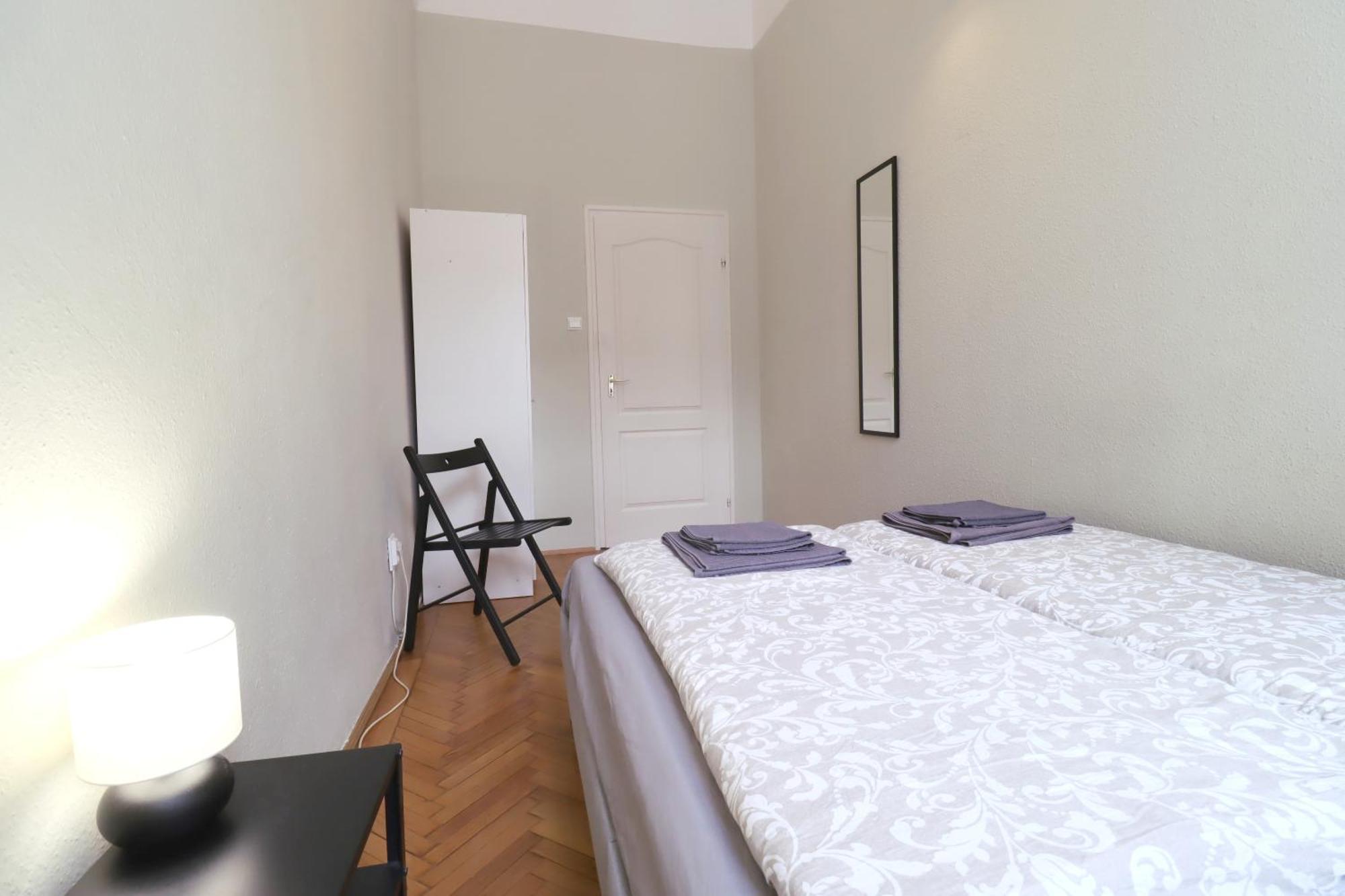 Joseph Boulevard Apartment - 3Bdr, 2Bath, 8Ppl Boedapest Buitenkant foto