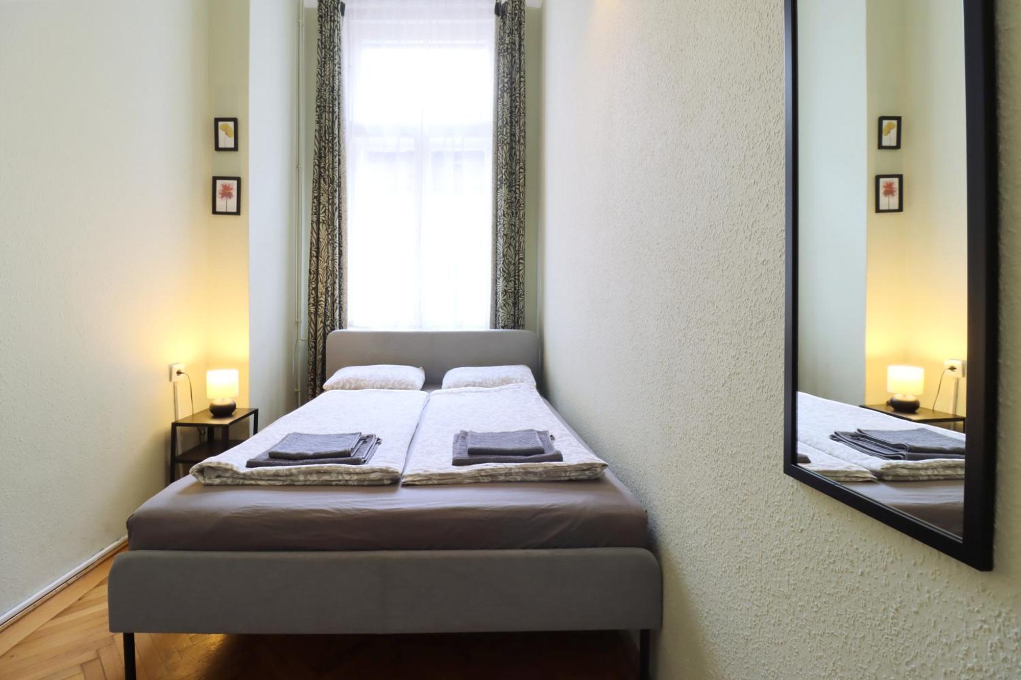 Joseph Boulevard Apartment - 3Bdr, 2Bath, 8Ppl Boedapest Buitenkant foto