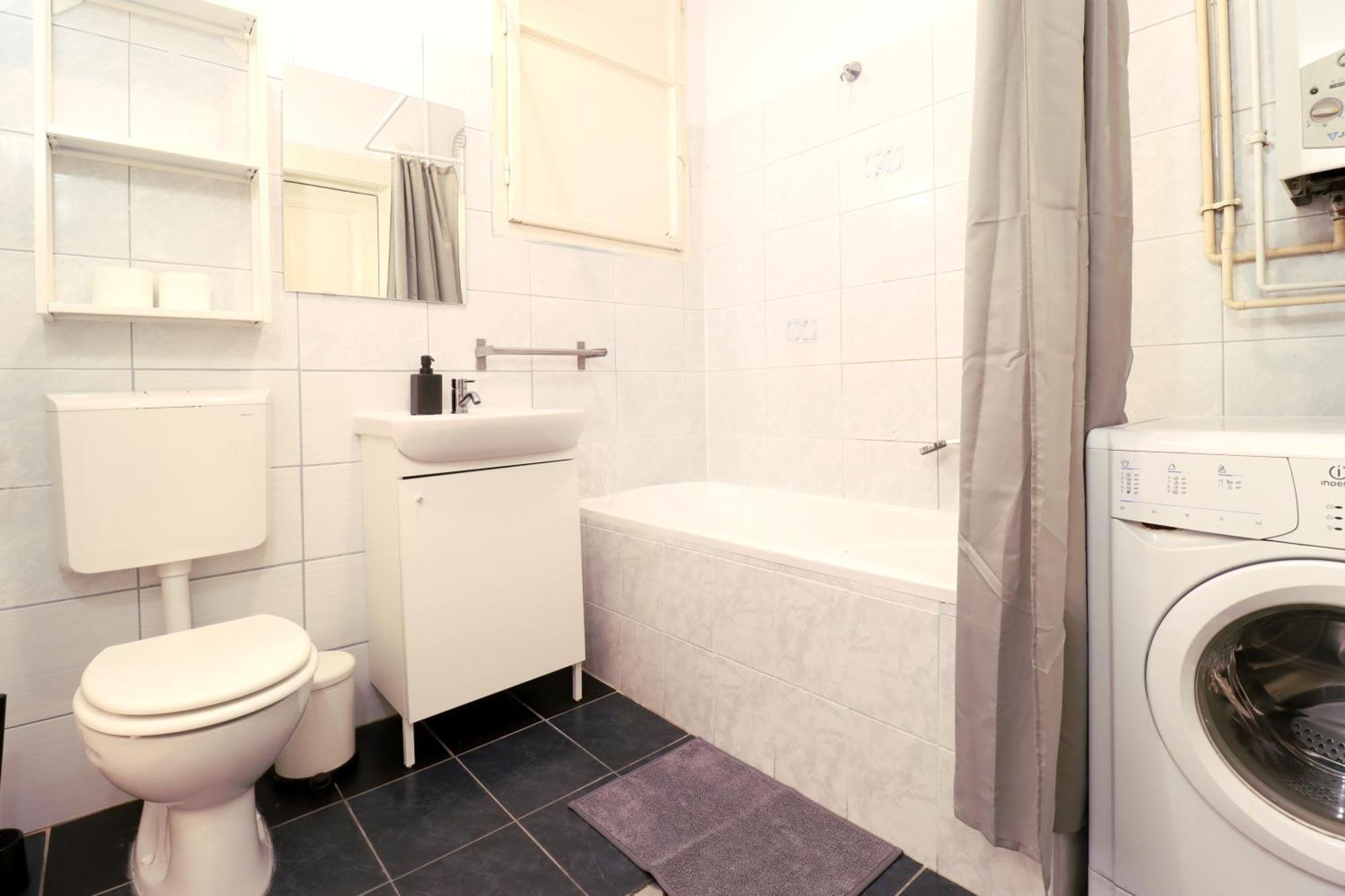 Joseph Boulevard Apartment - 3Bdr, 2Bath, 8Ppl Boedapest Buitenkant foto