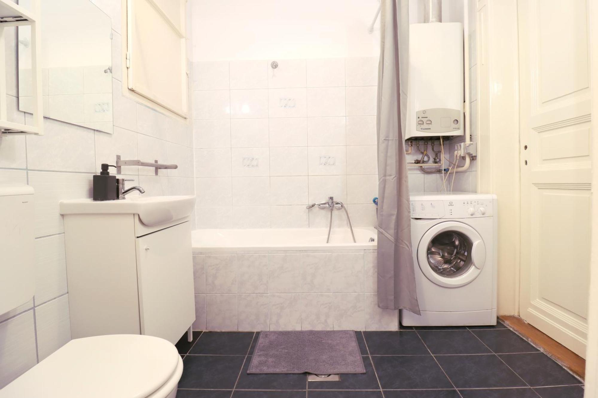 Joseph Boulevard Apartment - 3Bdr, 2Bath, 8Ppl Boedapest Buitenkant foto